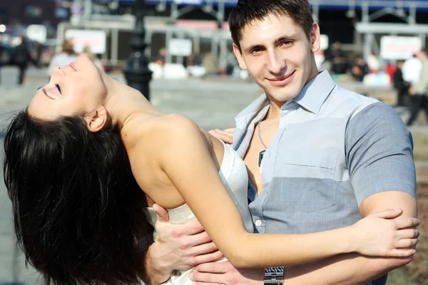 Retrato de casal jovem romântico juntos ao ar livre — Fotografia de Stock
