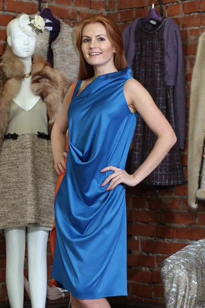 Mujer joven en vestido azul —  Fotos de Stock