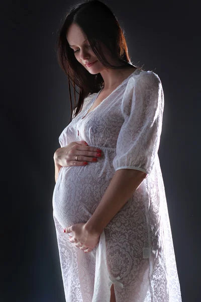 Беременная женщина держит грудь — стоковое фото