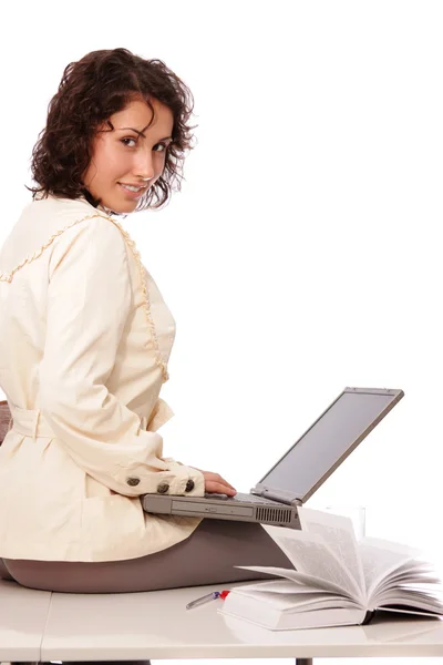 Jovem mulher e laptop de escritório — Fotografia de Stock