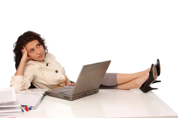 Junge Frau und Büro-Laptop — Stockfoto
