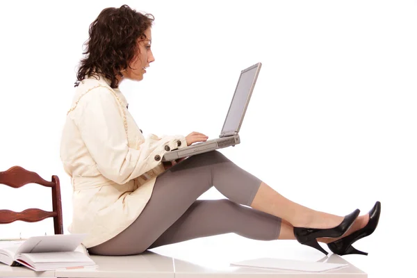 Młoda kobieta i biuro laptop — Zdjęcie stockowe