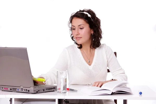 Mladá žena a kancelář laptop — Stock fotografie