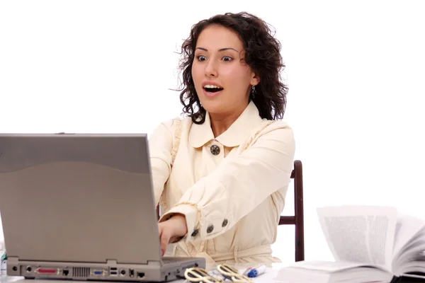Молода жінка і офісний ноутбук — стокове фото
