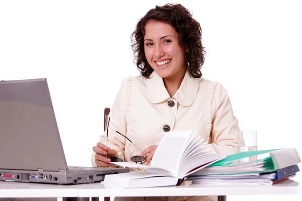Молода жінка і офісний ноутбук — стокове фото