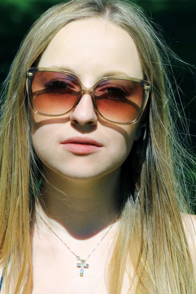 Güneş Gözlüklü Kadın — Stok fotoğraf