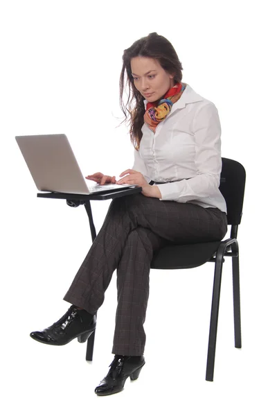 Žena sedí v křesle, pracuje na svém laptopu — Stock fotografie