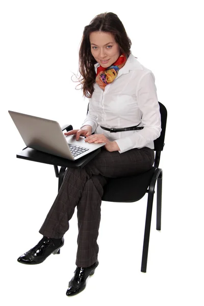 彼女のラップトップに取り組んでいる彼女は椅子に座っている女性 — ストック写真