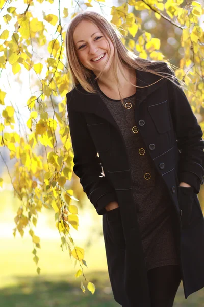Junge hübsche Frau im Herbstpark. — Stockfoto