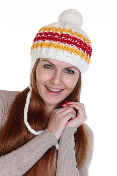 Mladá šťastná žena v pletené čepici — Stock fotografie