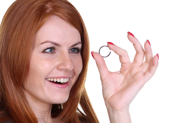 그녀의 약혼 반지를 보여주는 여자 — 스톡 사진