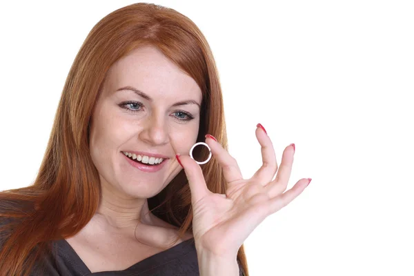 Mujer mostrando su anillo de compromiso — Foto de Stock