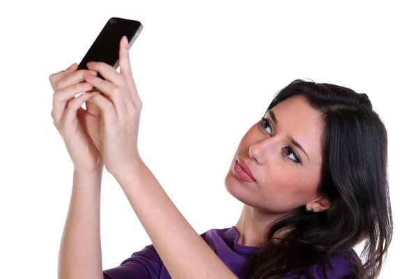 Дівчина позує за фотографією, зробленою зі свого мобільного телефону — стокове фото
