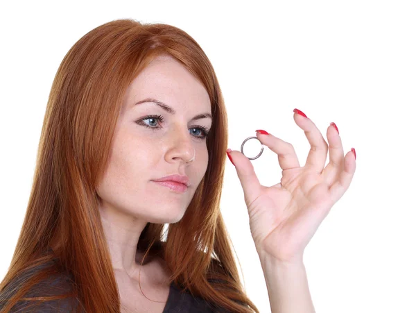 Nişan yüzüğünü gösteren kadın — Stok fotoğraf