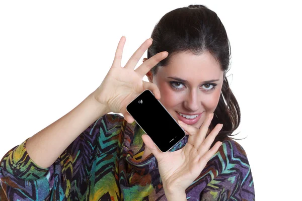 Chica posando para una fotografía tomada de su teléfono celular — Foto de Stock