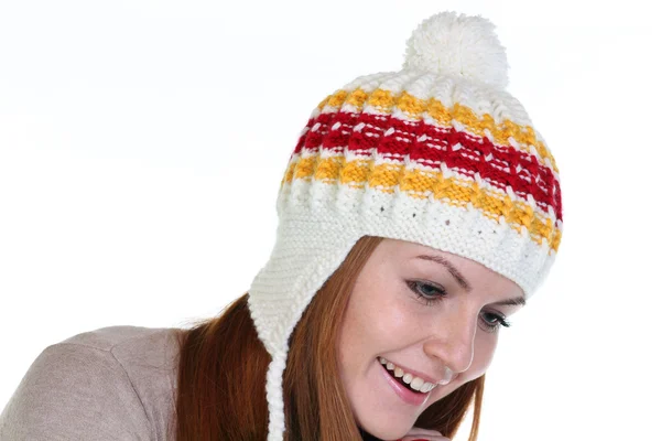 Молода щаслива жінка в в'язаному капелюсі — стокове фото