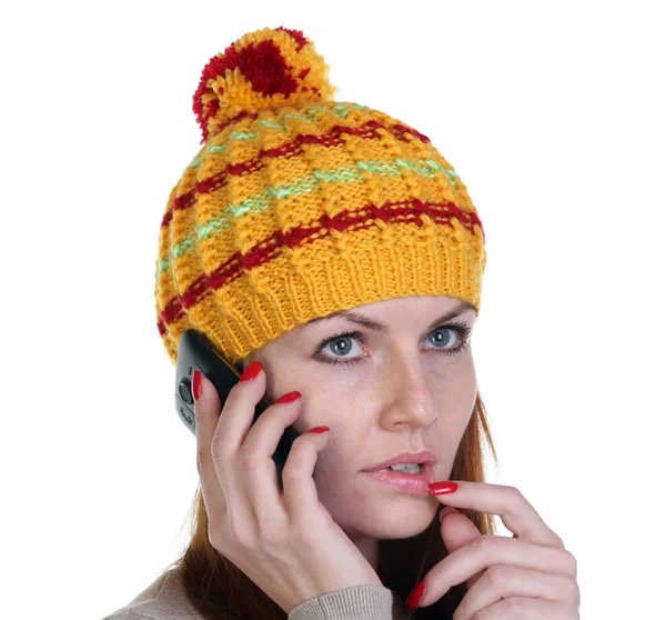 Giovane donna in un cappello a maglia — Foto Stock