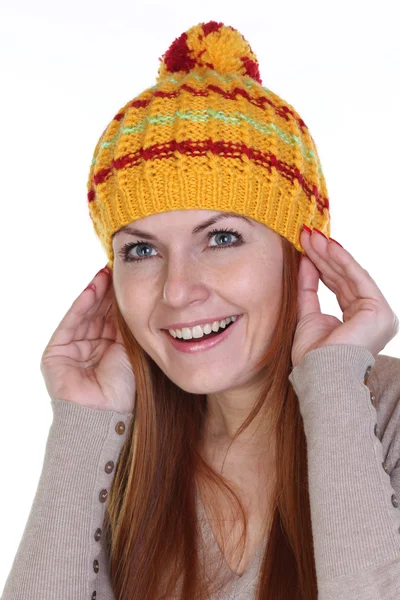 Mujer feliz en un sombrero de punto — Foto de Stock