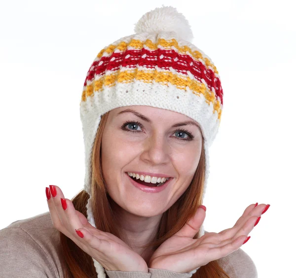 Счастливая женщина в вязаной шляпе — стоковое фото