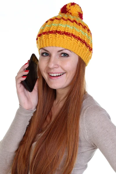 Mulher feliz em um chapéu de malha — Fotografia de Stock