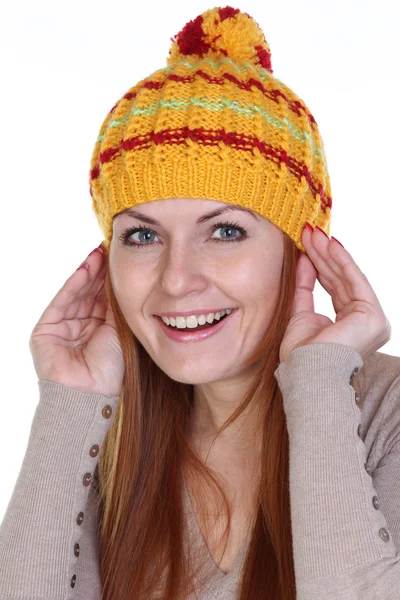 Mujer feliz en un sombrero de punto —  Fotos de Stock