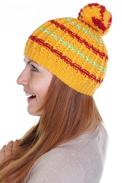 Ευτυχισμένη γυναίκα σε ένα πλεκτό καπέλο — Φωτογραφία Αρχείου