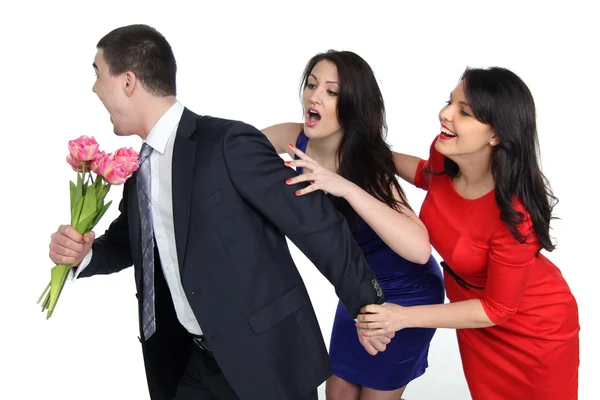 Hombre con un ramo de flores y dos mujeres jóvenes —  Fotos de Stock