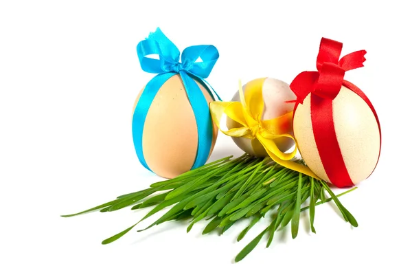 Huevos de Pascua decorados en la hierba Imagen de archivo