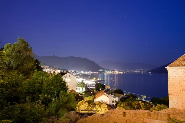Śródziemnomorskie miasto nocą — Zdjęcie stockowe