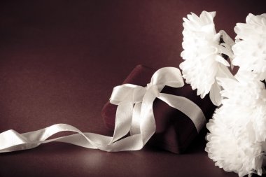 hediye kutusu ile beyaz chrysanths