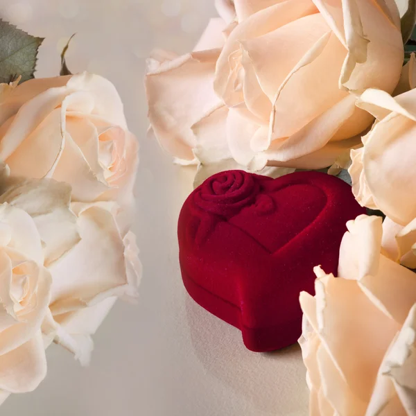 Rosas melocotón con caja roja del corazón — Foto de Stock