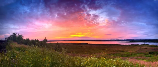 Під час заходу сонця Панорама — стокове фото