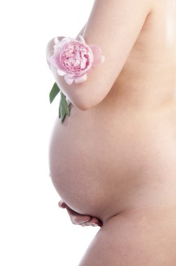 onun göbek ve çiçek tutan hamile kadın