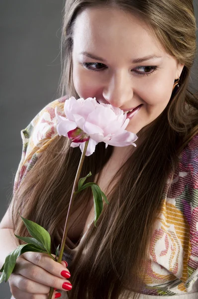 Портрет красивої молодої жінки з квіткою — стокове фото