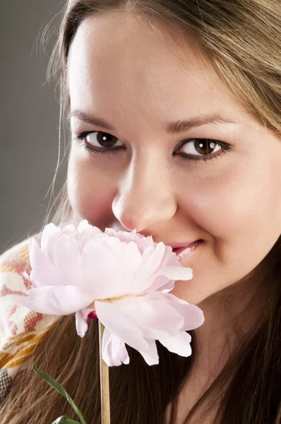 Çiçek güzel bir genç kadın portresi — Stok fotoğraf