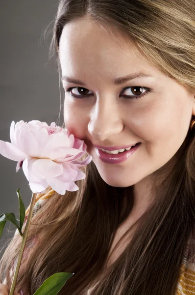 Portret pięknej młodej kobiety z kwiatem — Zdjęcie stockowe