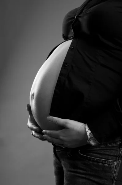 Těhotná žena drží své břicho — Stock fotografie