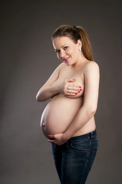 おなかを抱えている妊婦さん — ストック写真