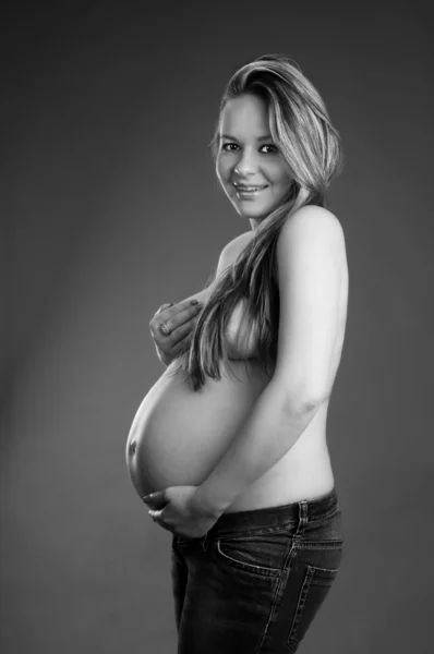 Karnını tutan hamile bir kadın. — Stok fotoğraf