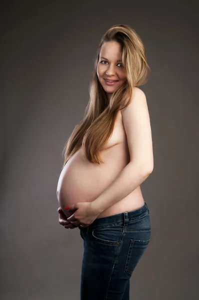 Těhotná žena drží své břicho — Stock fotografie
