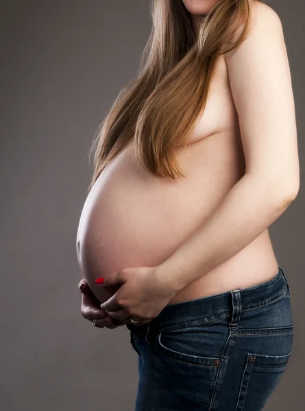 Беременная женщина держит животик — стоковое фото