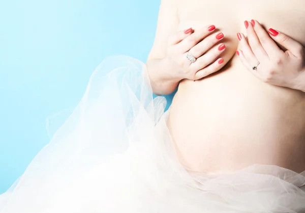 Beyaz şifon şal içinde güzel bir hamile kadın — Stok fotoğraf