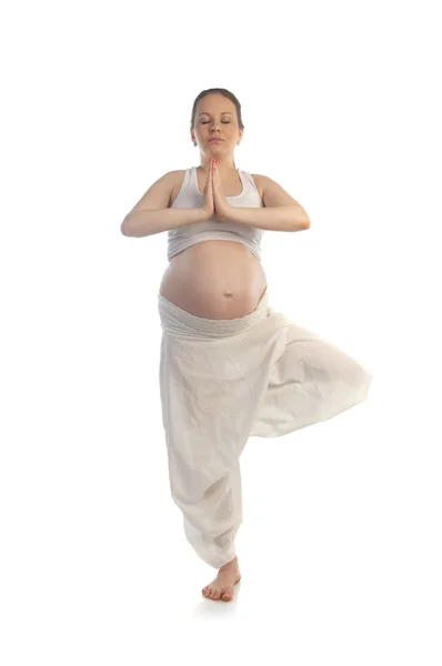 Piękna kobieta w ciąży robi ćwiczenia jogi. — Zdjęcie stockowe