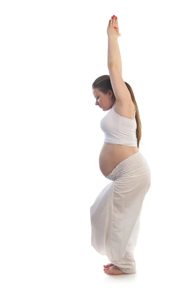 Schöne schwangere Frau macht Yoga-Übungen. — Stockfoto
