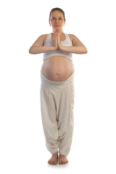 Bella donna incinta che fa esercizio di yoga . — Foto Stock