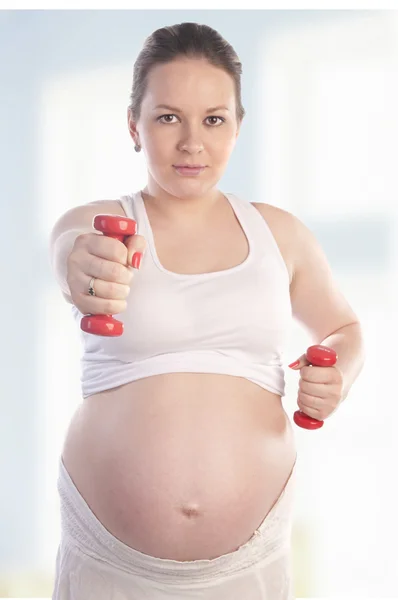 Mooie zwangere vrouw doen oefeningen — Stockfoto