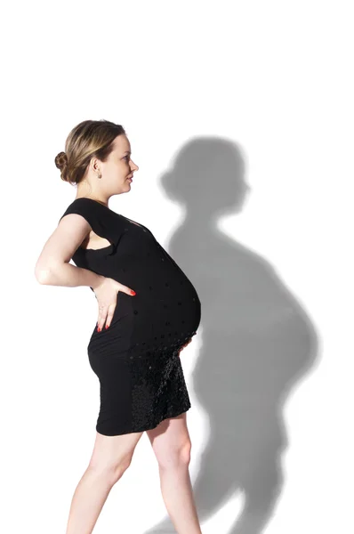 Fiatal szép terhes nő fekete ruha. — Stock Fotó
