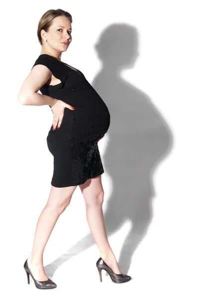 Jovem bela mulher grávida em vestido preto . — Fotografia de Stock