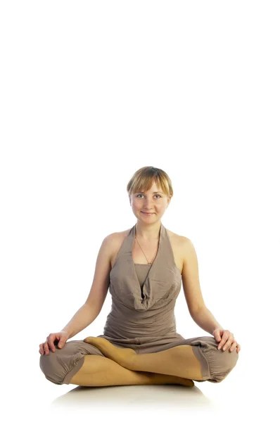 Jonge zwangere vrouw mediteren — Stockfoto