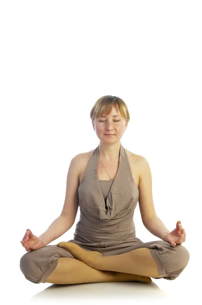 Jonge zwangere vrouw mediteren — Stockfoto